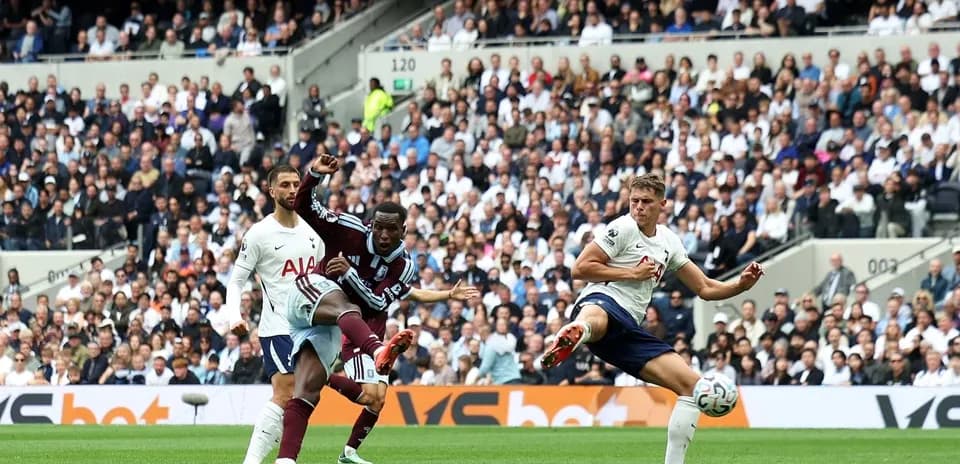Jugador de Tottenham disparando durante el partido