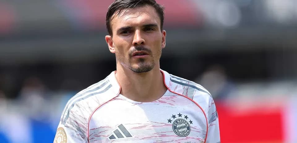 Jugador de fútbol en uniforme de Bayern Múnich