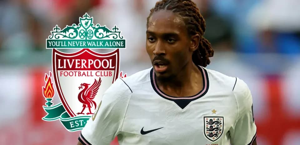 Jugador corriendo con camiseta de Inglaterra y logotipo de Liverpool