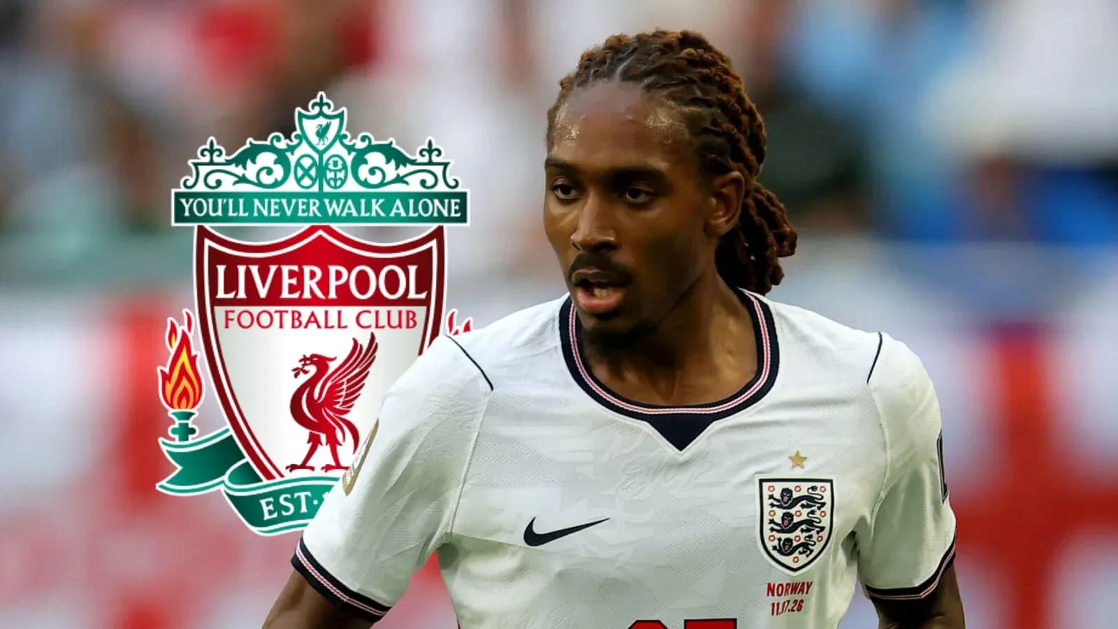 Jugador corriendo con camiseta de Inglaterra y logotipo de Liverpool
