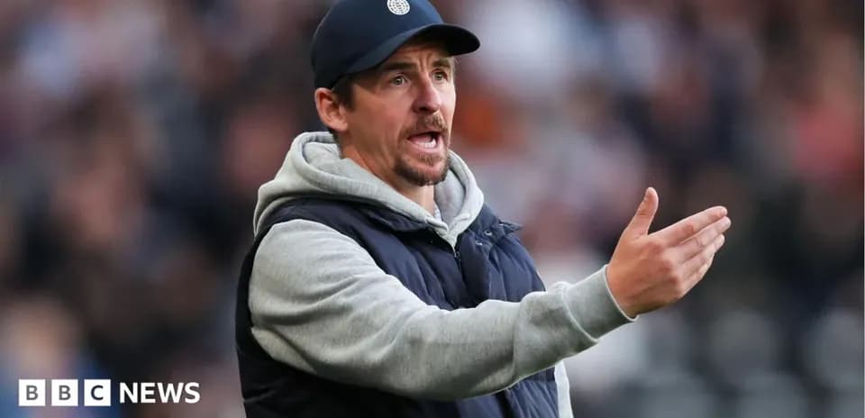 Entrenador dando instrucciones durante el partido