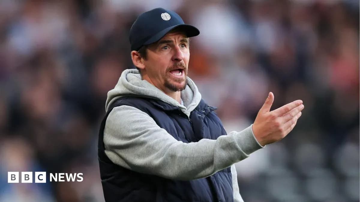 Entrenador dando instrucciones durante el partido