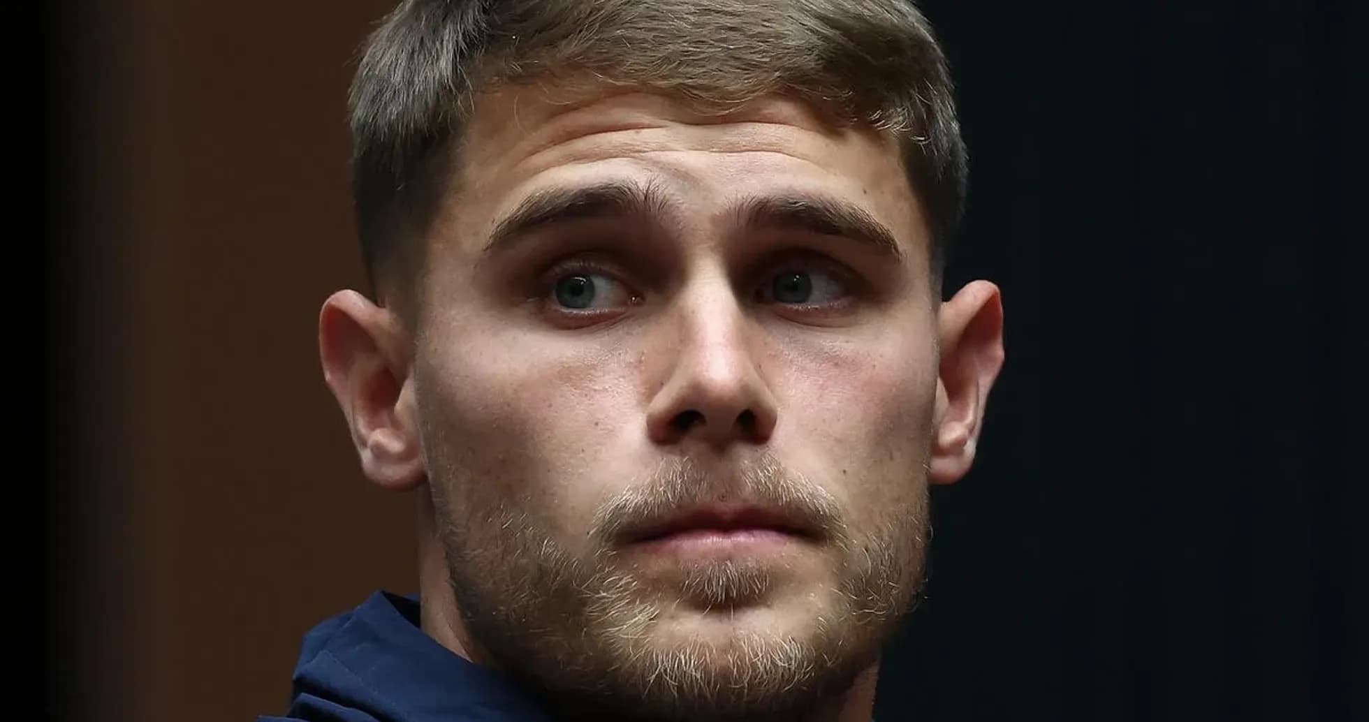 Jugador de fútbol sentado en conferencia de prensa