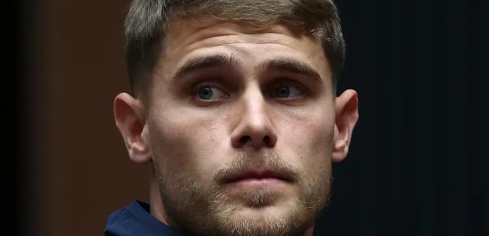 Jugador de fútbol sentado en conferencia de prensa