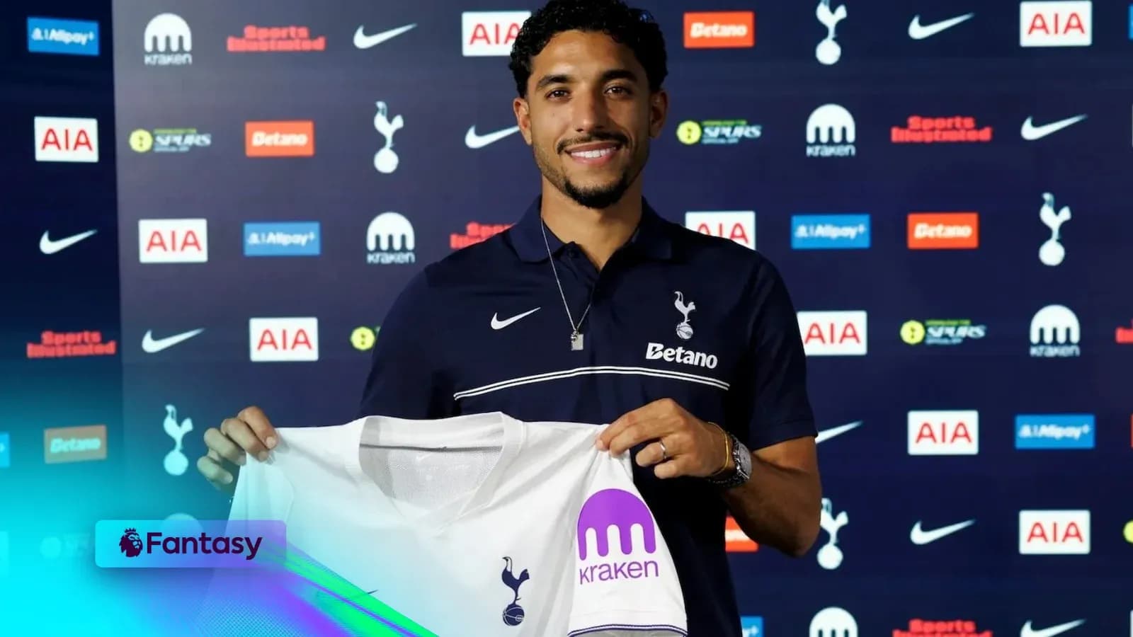 Jugador sosteniendo camiseta de Tottenham en presentación