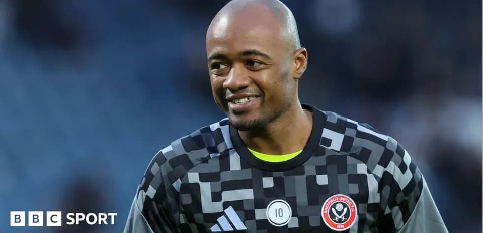 Portero de Sheffield United sonriendo durante el calentamiento