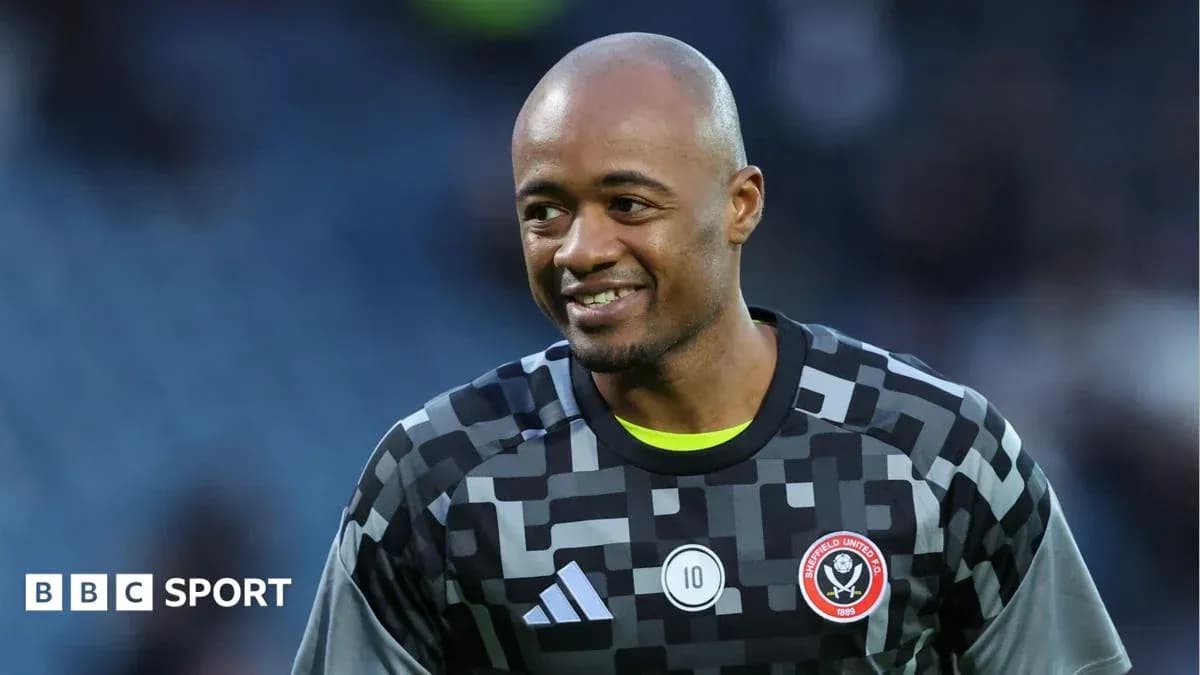 Portero de Sheffield United sonriendo durante el calentamiento
