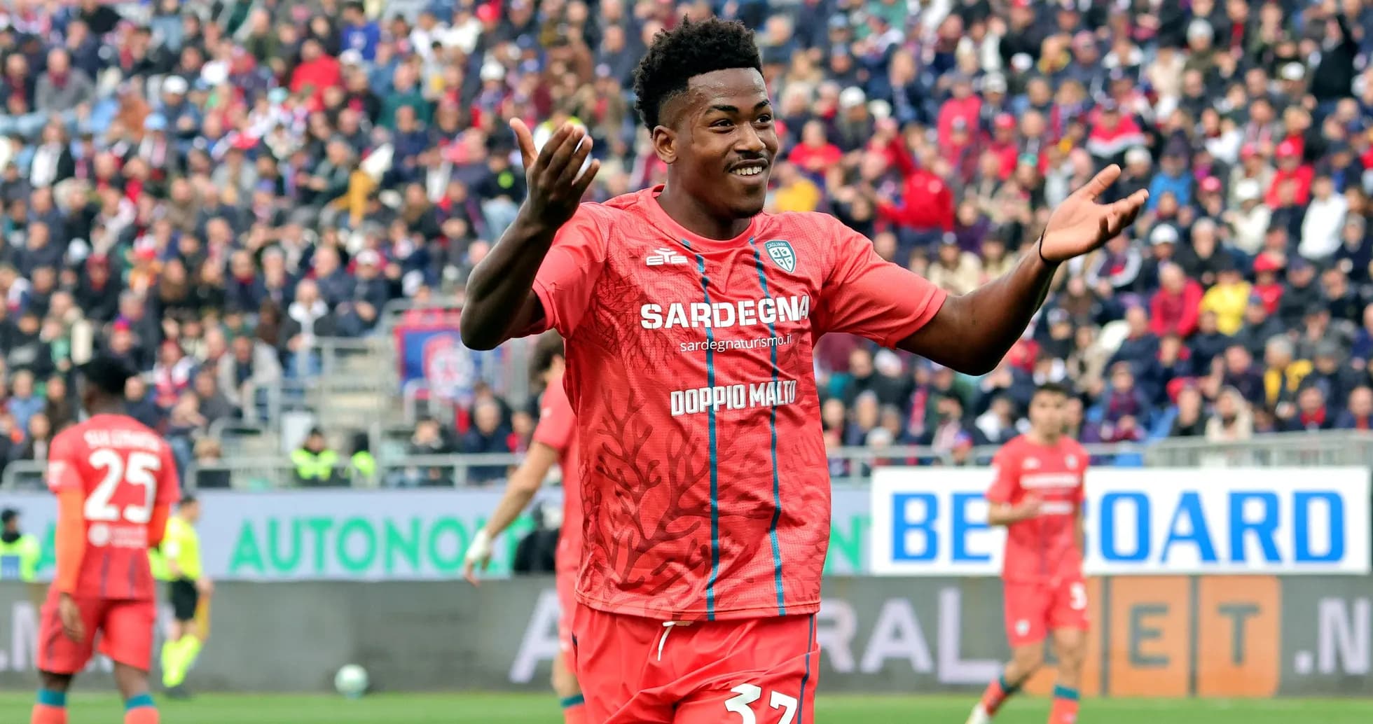 Jugador celebrando un gol en un partido de fútbol