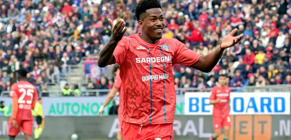 Jugador celebrando un gol en un partido de fútbol