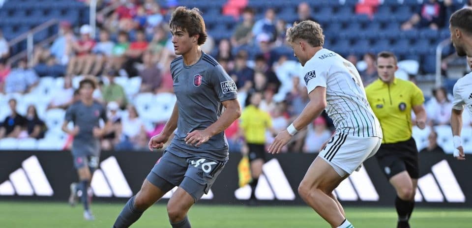 Jugador de Austin II en acción contra St. Louis City II