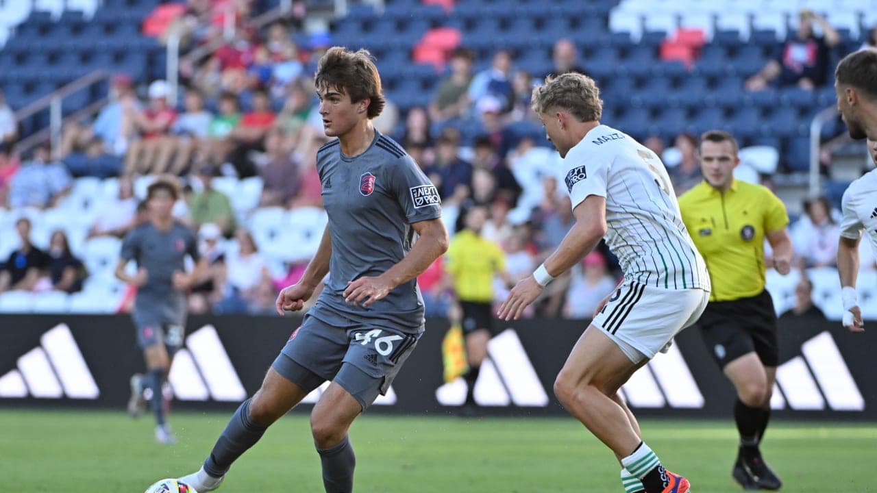 Jugador de Austin II en acción contra St. Louis City II