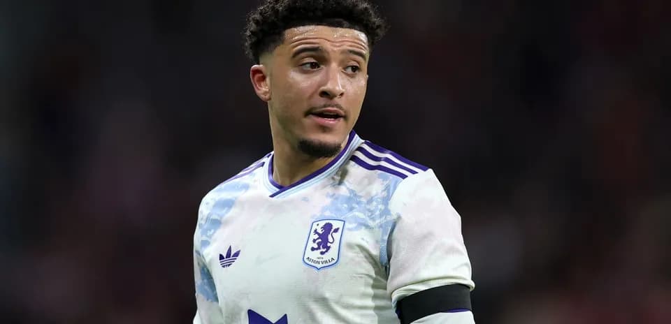 Jugador de Aston Villa en acción durante el partido