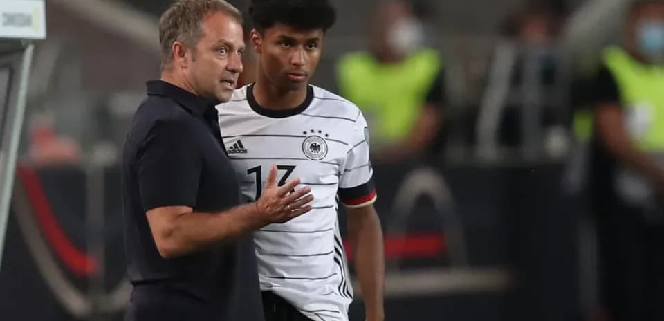 Entrenador hablando con jugador de Alemania durante partido