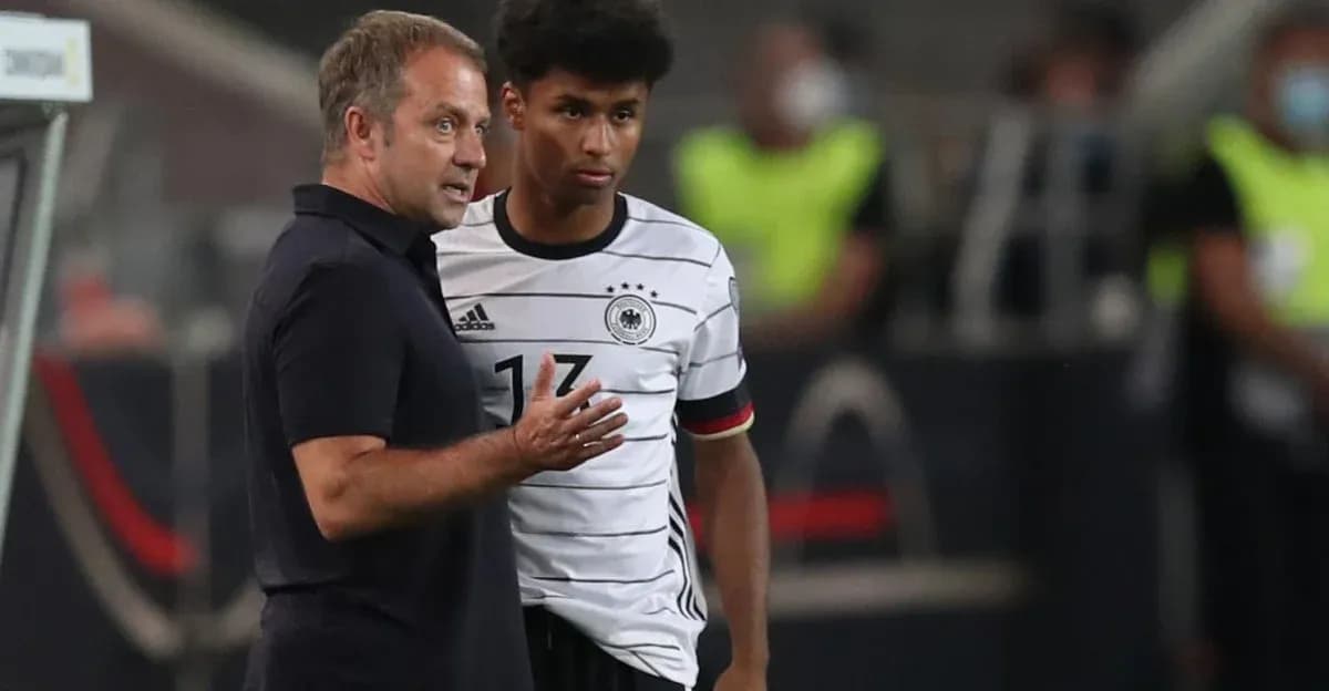 Entrenador hablando con jugador de Alemania durante partido