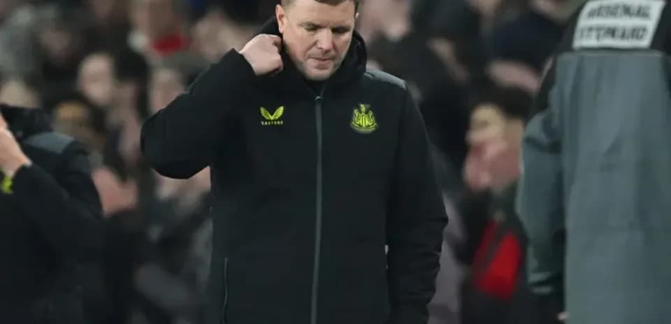 Entrenador de Newcastle caminando por el campo