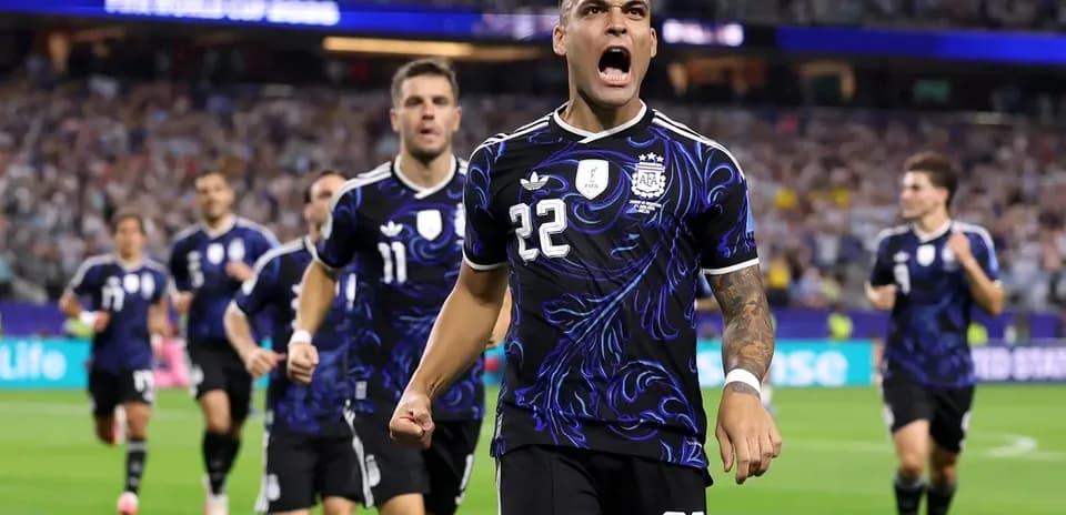Lautaro Martínez celebrando un gol con compañeros