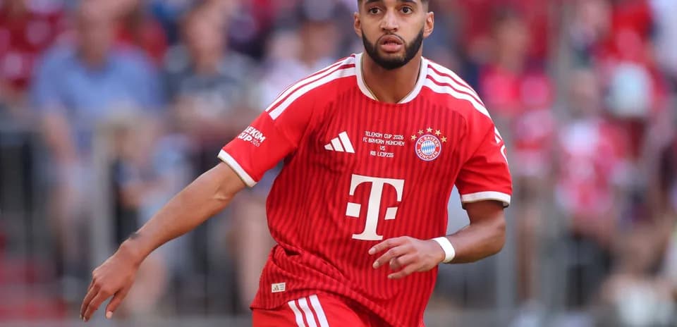 Jugador de Bayern Múnich corriendo en el campo