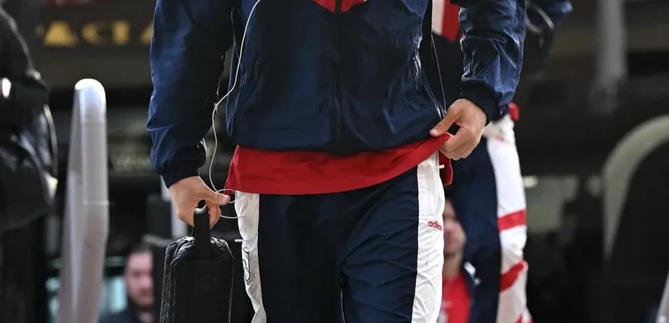 Jugador llegando con atuendo de entrenamiento y maletín