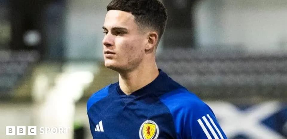 Jugador escocés en entrenamiento con camiseta azul