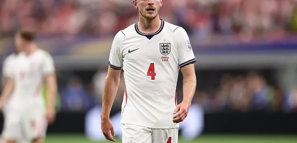 Jugador de Inglaterra en partido, camiseta blanca con número 4