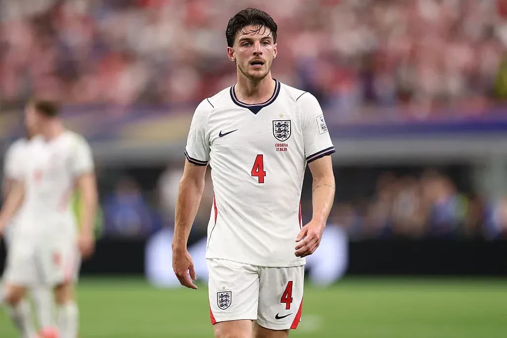 Jugador de Inglaterra en partido, camiseta blanca con número 4