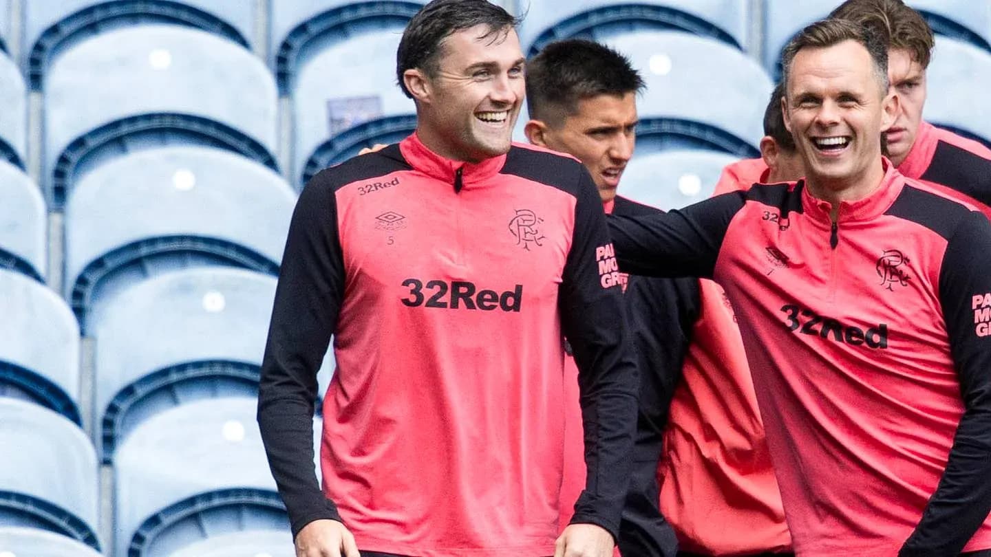 Jugadores de Rangers entrenando en el estadio