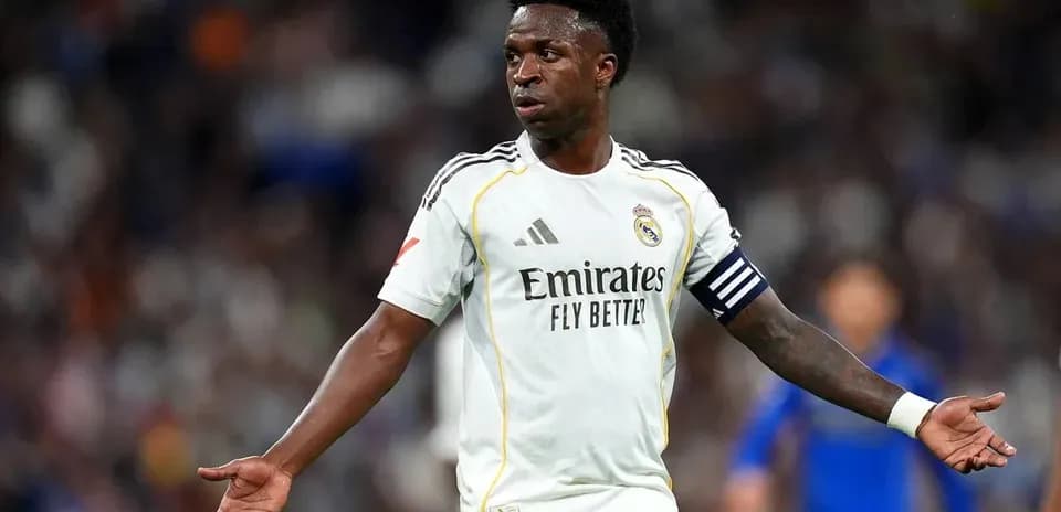 Jugador de Real Madrid señalando durante un partido