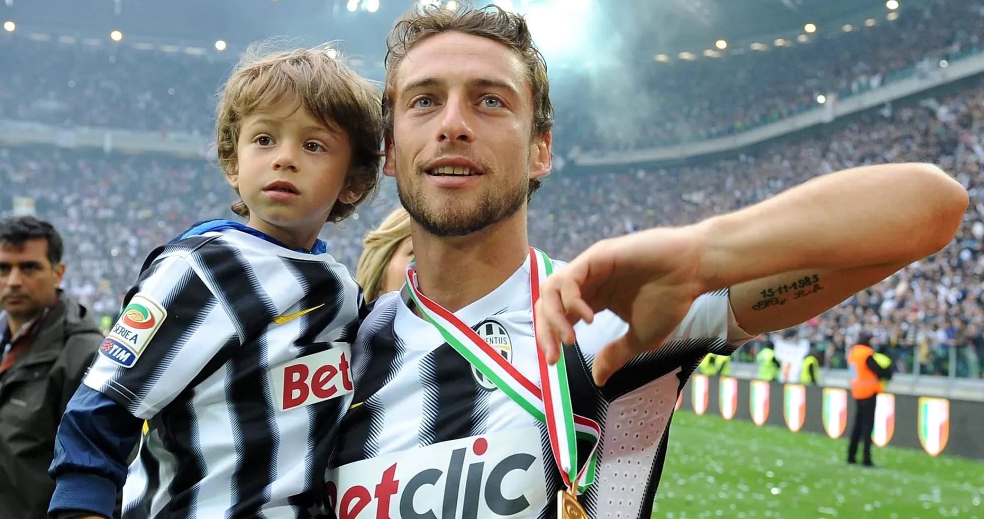 Jugador de Juventus sosteniendo a un niño en celebración