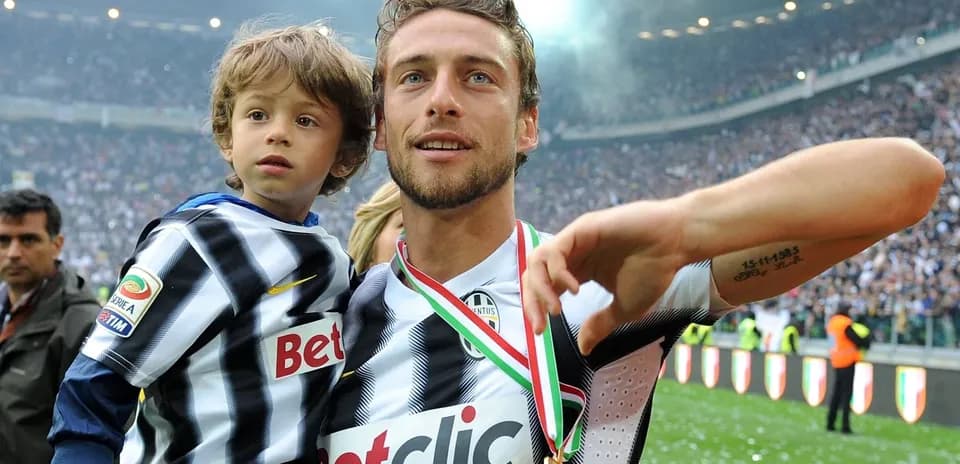 Jugador de Juventus sosteniendo a un niño en celebración