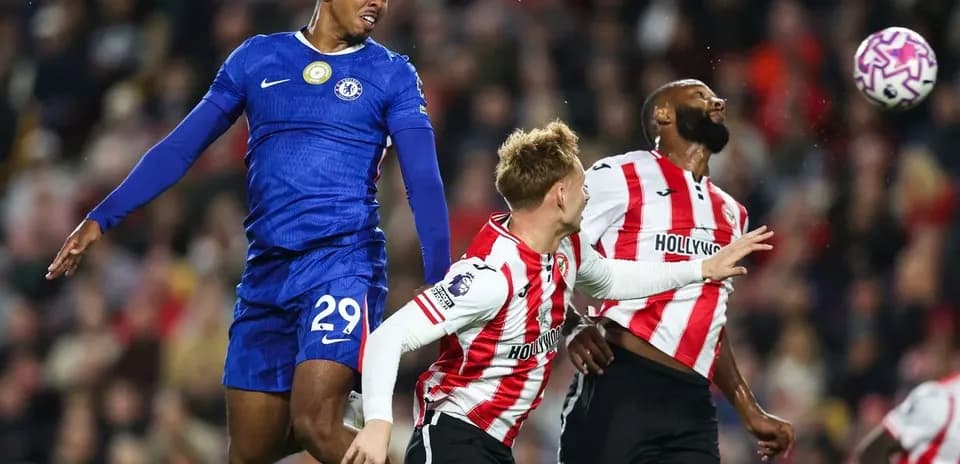 Jugador de Chelsea saltando por el balón