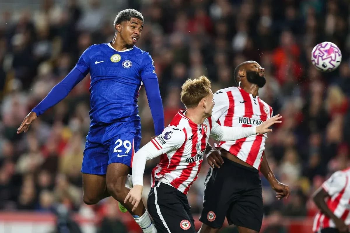 Jugador de Chelsea saltando por el balón