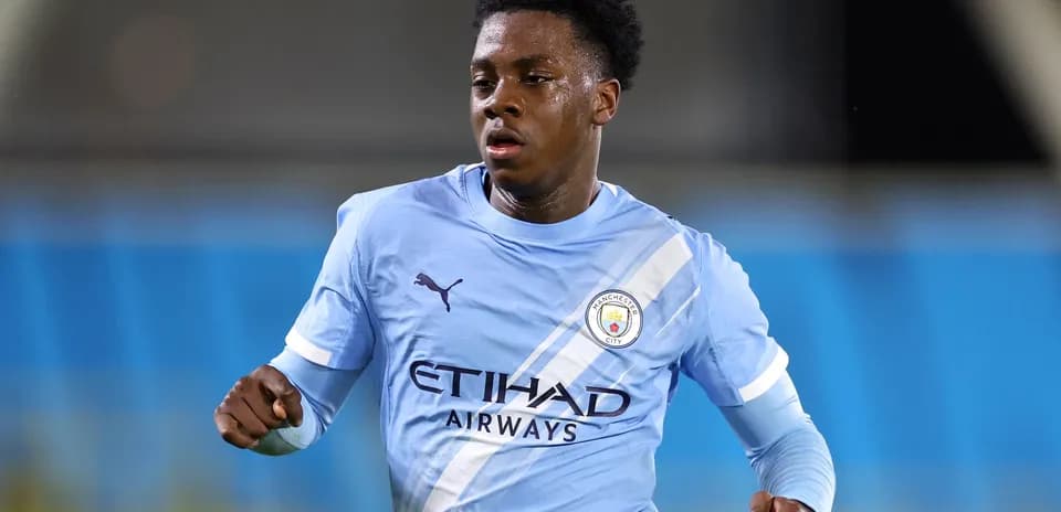 Jugador de Manchester City corriendo durante un partido