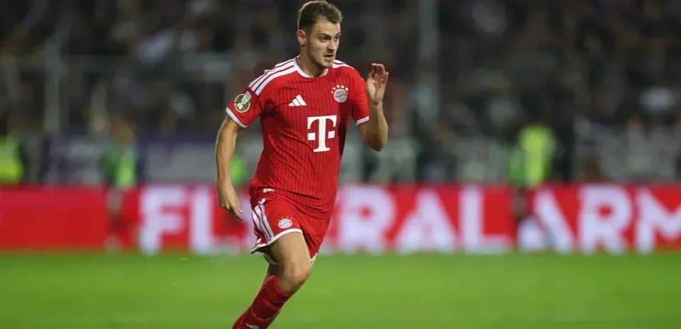 Jugador de Bayern Munich corriendo en el campo