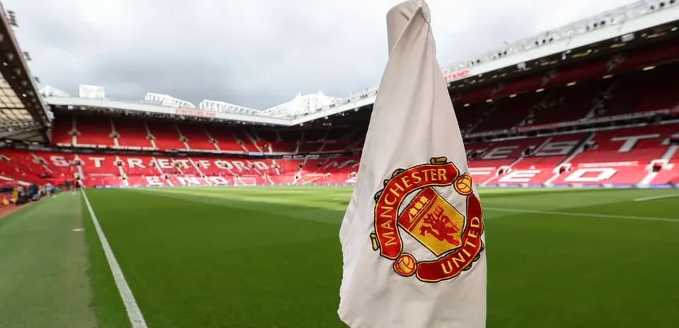 Bandera de esquina con logo de Manchester United en estadio