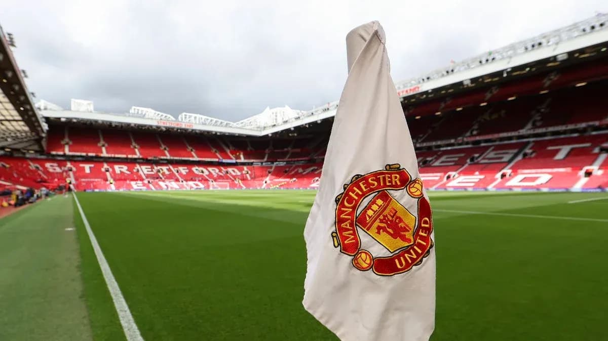Bandera de esquina con logo de Manchester United en estadio