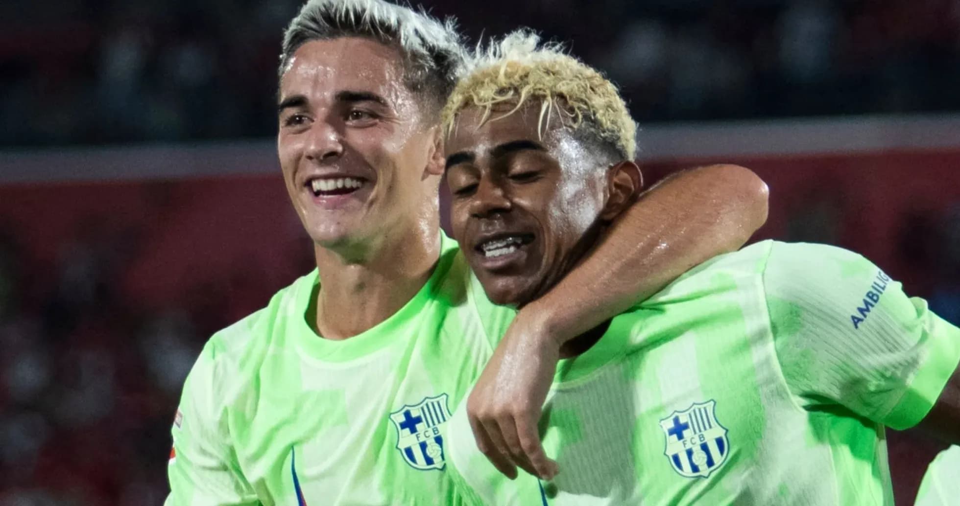 Dos jugadores celebrando un gol abrazados en el campo
