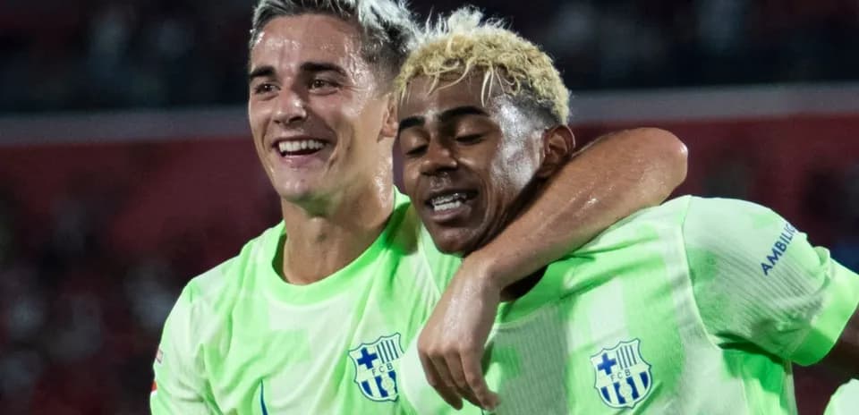 Dos jugadores celebrando un gol abrazados en el campo