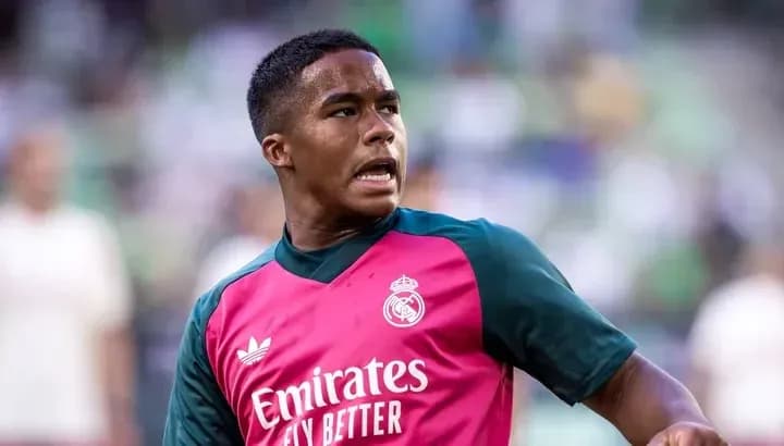 Jugador de Real Madrid en camiseta de entrenamiento