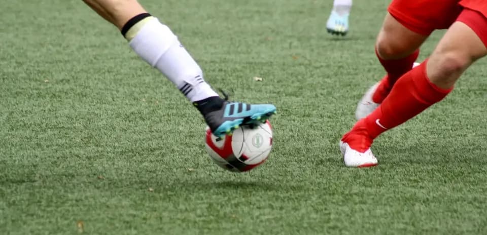 Jugadora en acción durante un partido de fútbol