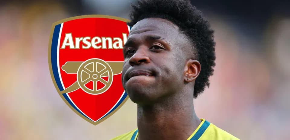 Jugador de fútbol frente al escudo del Arsenal