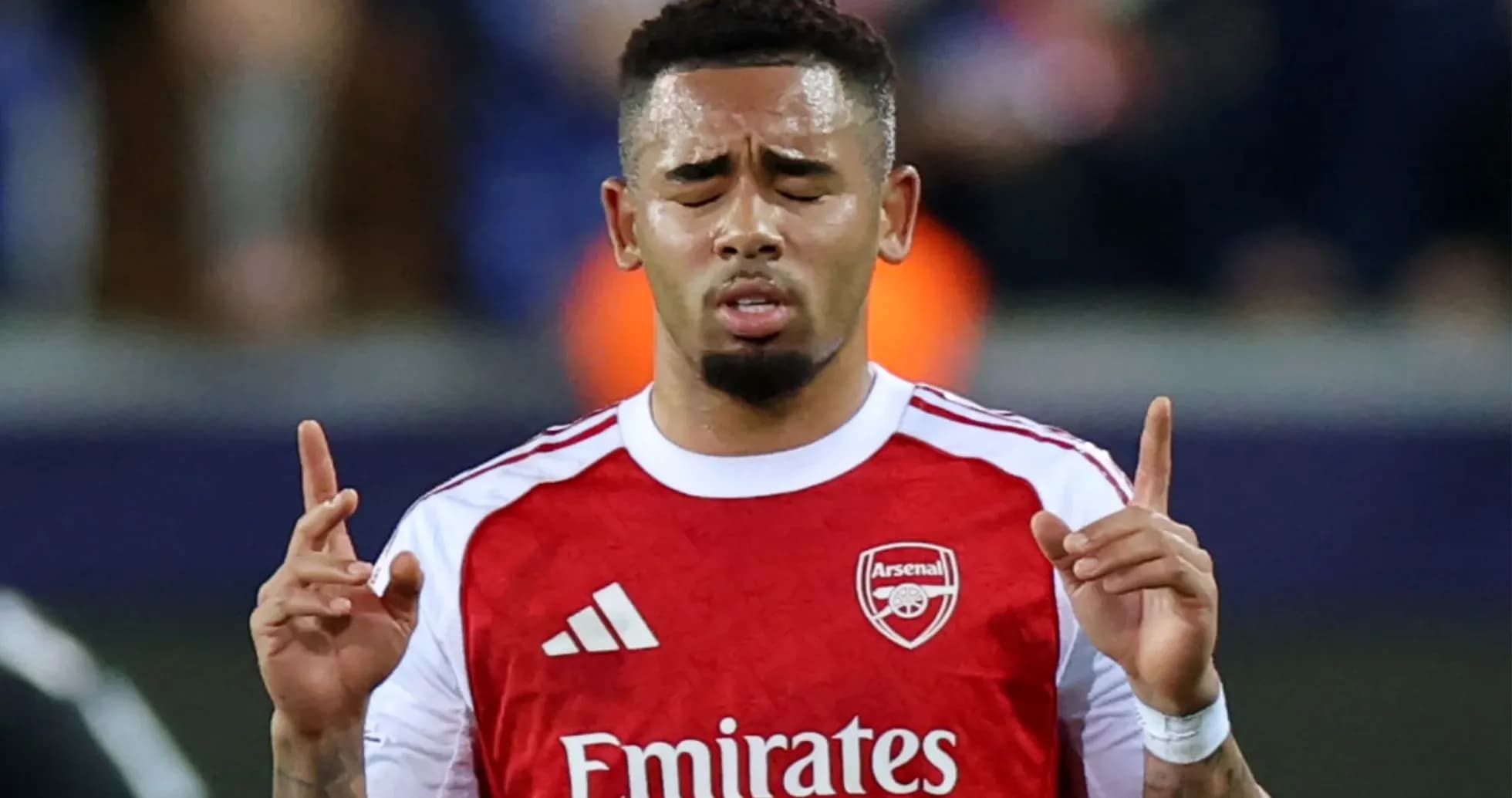 Jugador de Arsenal con manos levantadas durante partido