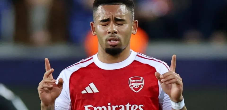 Jugador de Arsenal con manos levantadas durante partido