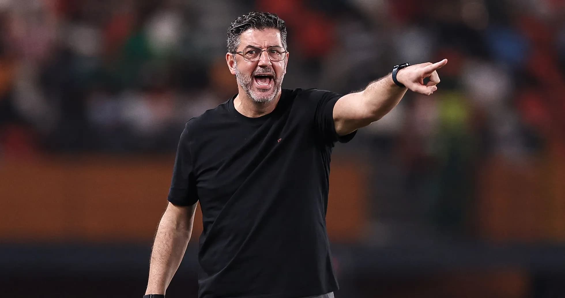 Entrenador dirigiendo a su equipo durante el partido