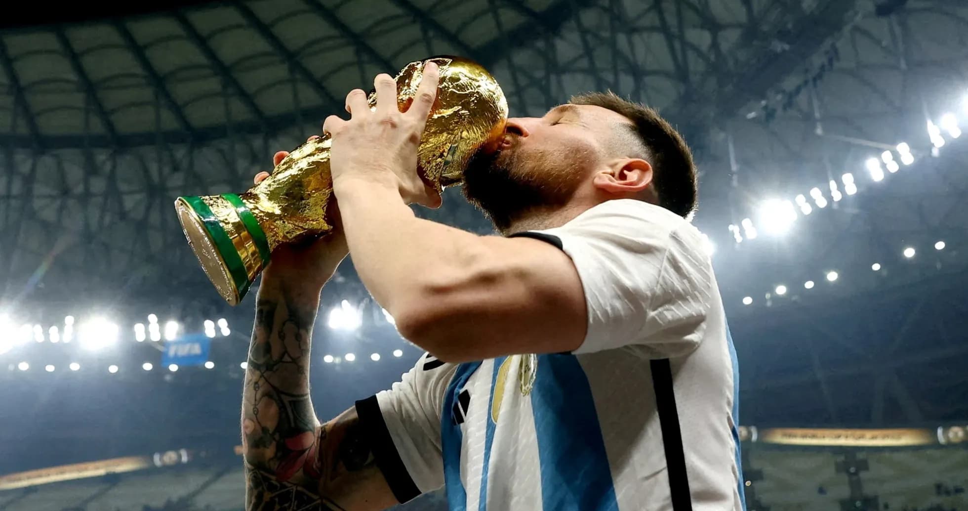 Jugador besando la copa del mundo en celebración