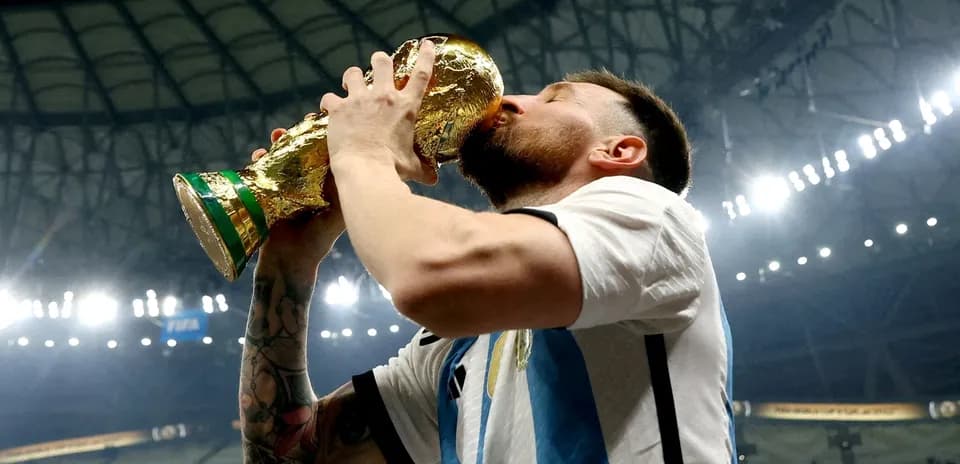 Jugador besando la copa del mundo en celebración
