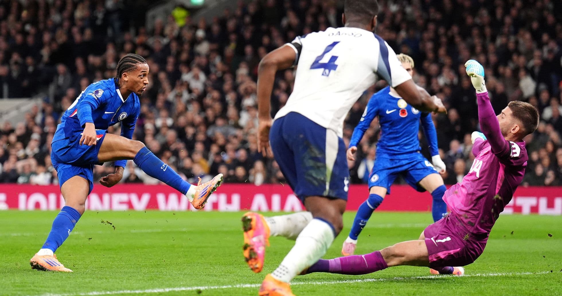Un jugador de Chelsea dispara a puerta
