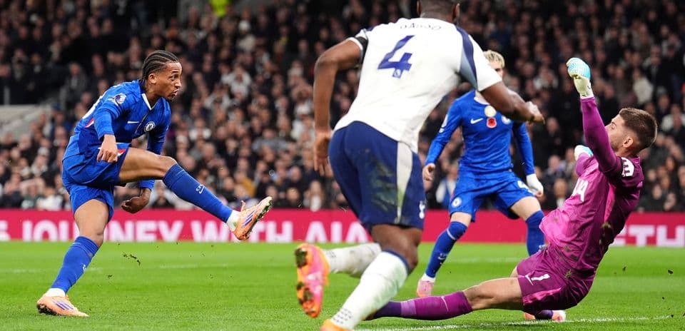 Un jugador de Chelsea dispara a puerta