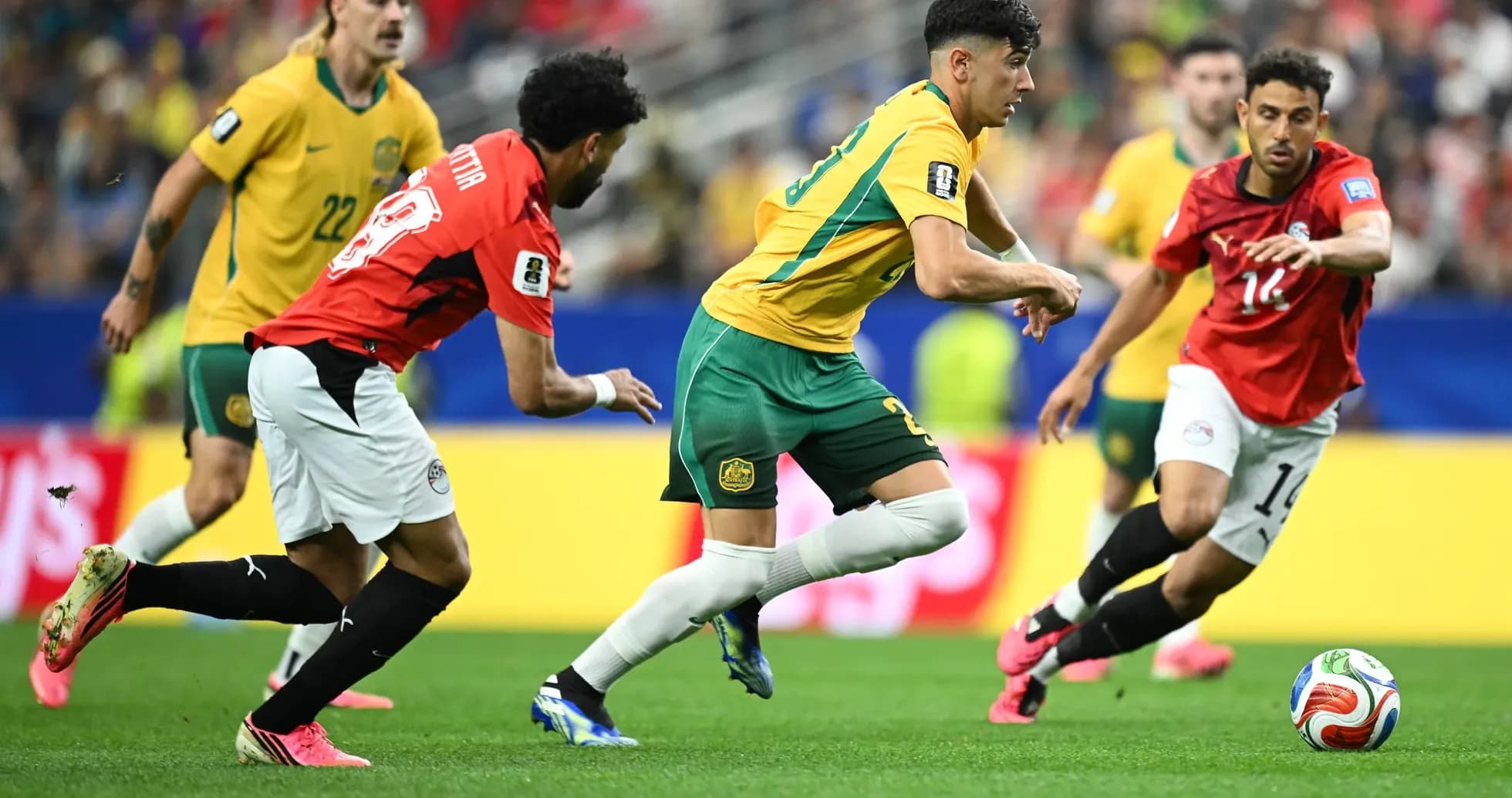 Jugadores de Australia y Egipto compiten por el balón