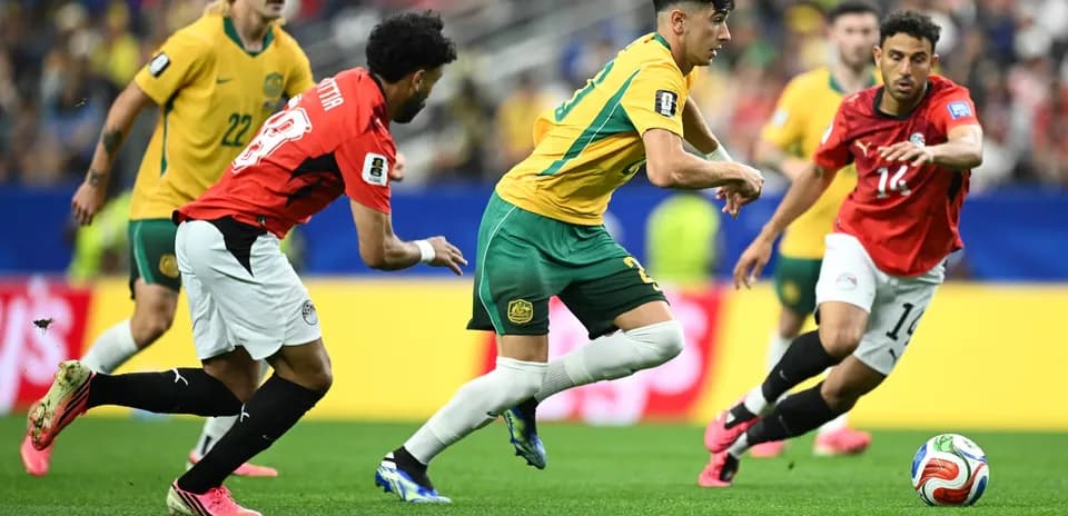 Jugadores de Australia y Egipto compiten por el balón