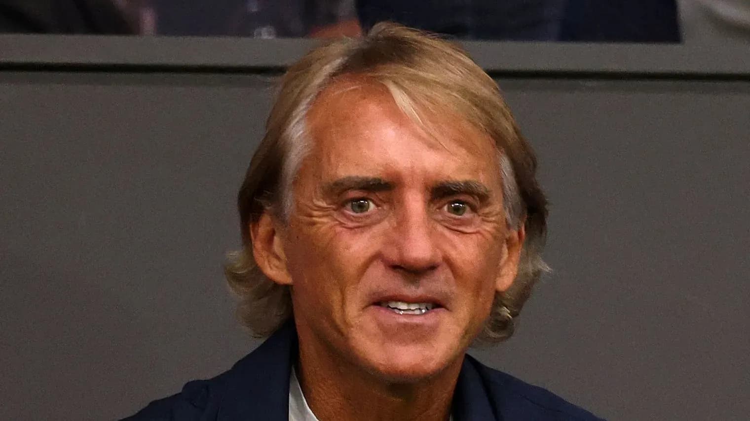 Entrenador sonriendo en un evento deportivo
